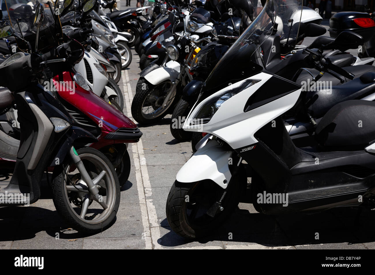 Rangées de scooters garés dans le centre-ville de Barcelone Catalogne Espagne Banque D'Images