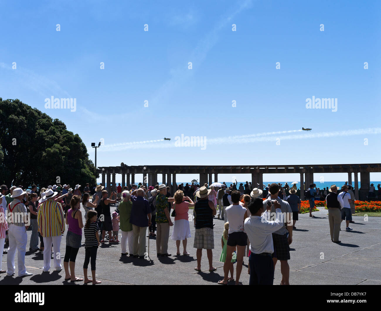 dh Marine Parade NAPIER NOUVELLE-ZÉLANDE personnes week-end art déco vol acrobatique avion spectacle foule nouveau zealanders festival d'observation Banque D'Images