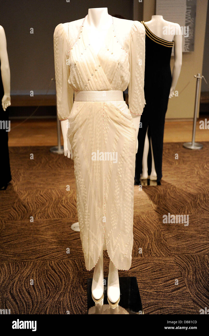 Un Midi-Lenght diaphane robe de soirée en mousseline de soie blanche par Zandra Rhodes. 'La vie d'une icône Royale' - une collection de 14 robes de la princesse Diana de Galles,actuellement affichée au Toronto's Design Exchange. Les robes sera aucti Banque D'Images