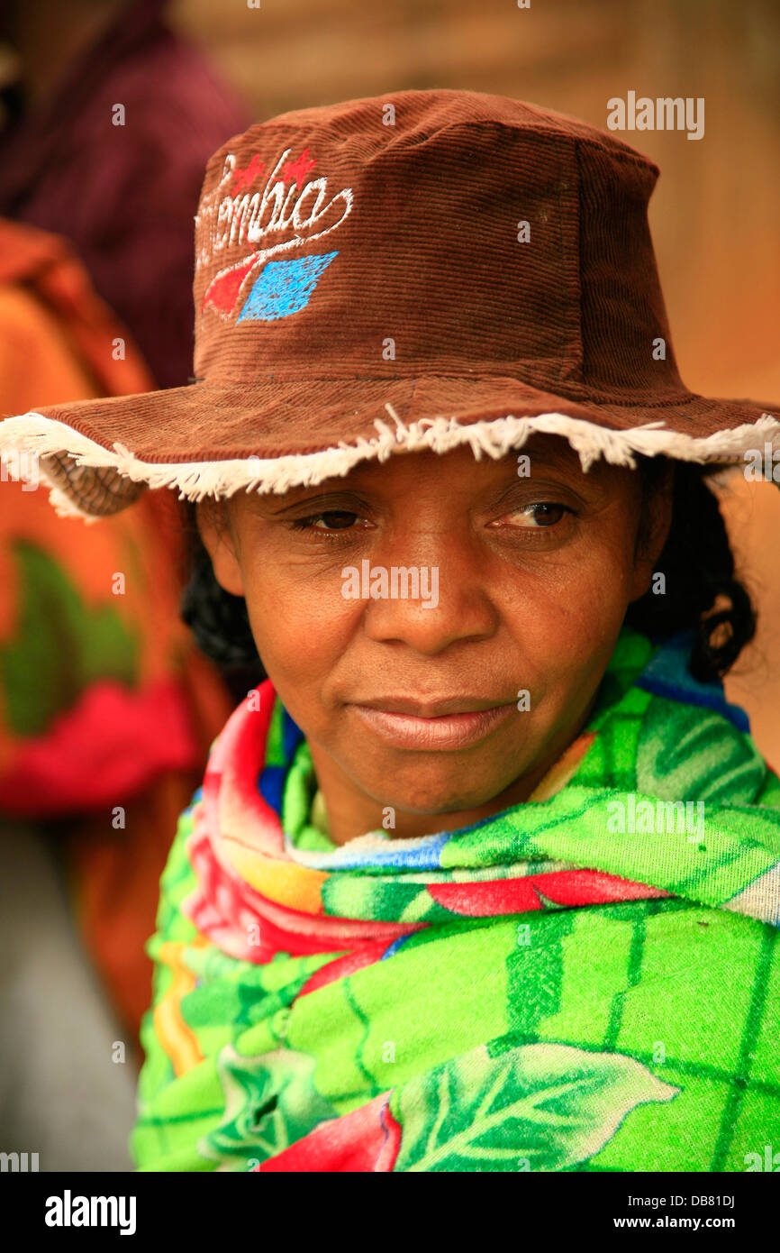 Personnes - African woman wearing hat femme malgache couleurs Châle vert Madagascar visage triste,Jeremy Jowell/médias Moonshine Banque D'Images