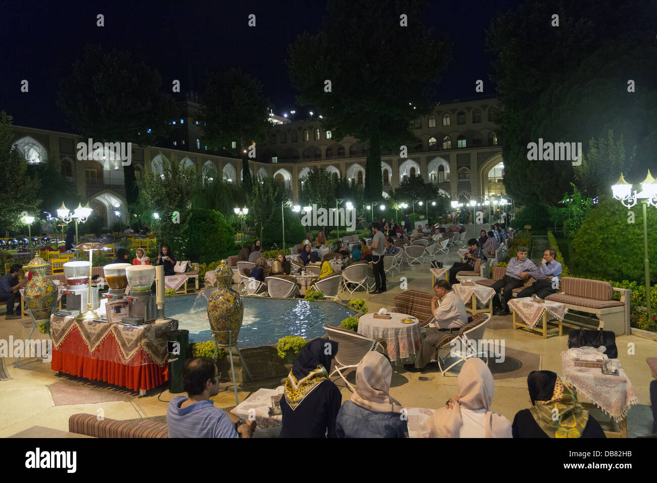 Les Iraniens manger à l'hôtel Abbasi, Isfahan, Iran, après rompre leur jeûne pendant le mois de jeûne du Ramadan Banque D'Images