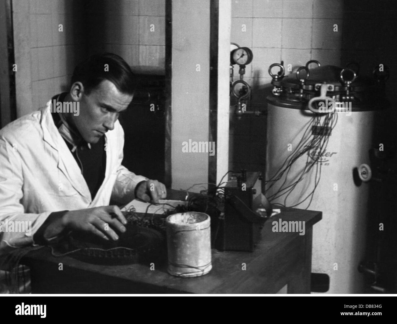 Nazisme / National socialisme, militaire, service médical, éducation, Académie de chirurgien militaire à Berlin, étudiant faisant la mesure thermoélectrique au stérilisateur, 1937, droits additionnels-Clearences-non disponible Banque D'Images