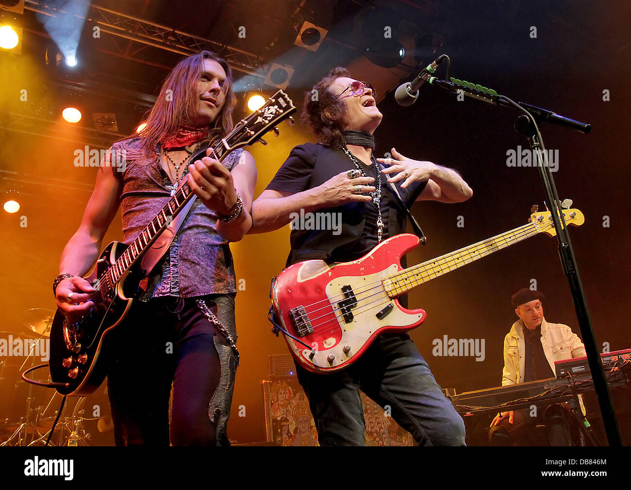 Ancien bassiste de Deep Purple Glenn Hughes, maintenant de Black Country Communion, joue sur la scène au Centre des arts de la route du Pacifique. Birkenhead, England - 17.05.11 Banque D'Images