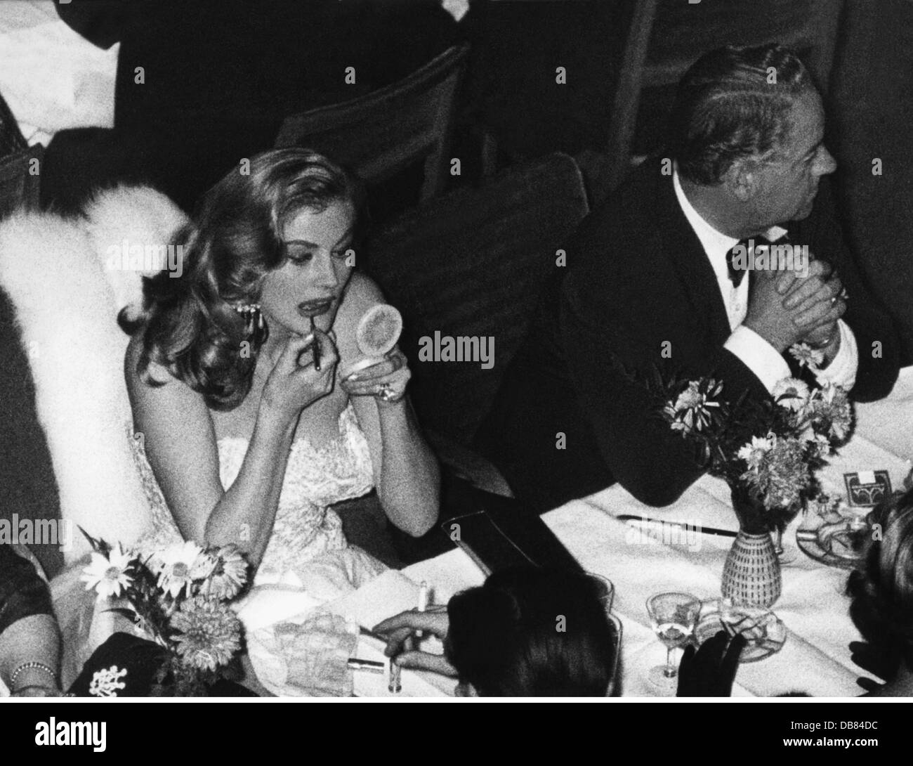 Ekberg, Anita, 29.9.1931 - 11.1.2015, actrice suédoise, demi-longueur, avec NIP, application du compote, années 1950, Banque D'Images