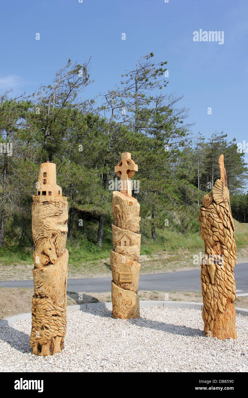 Les troncs d'arbres sculptés représentant les attractions touristiques de l'île Llanddwyn Banque D'Images