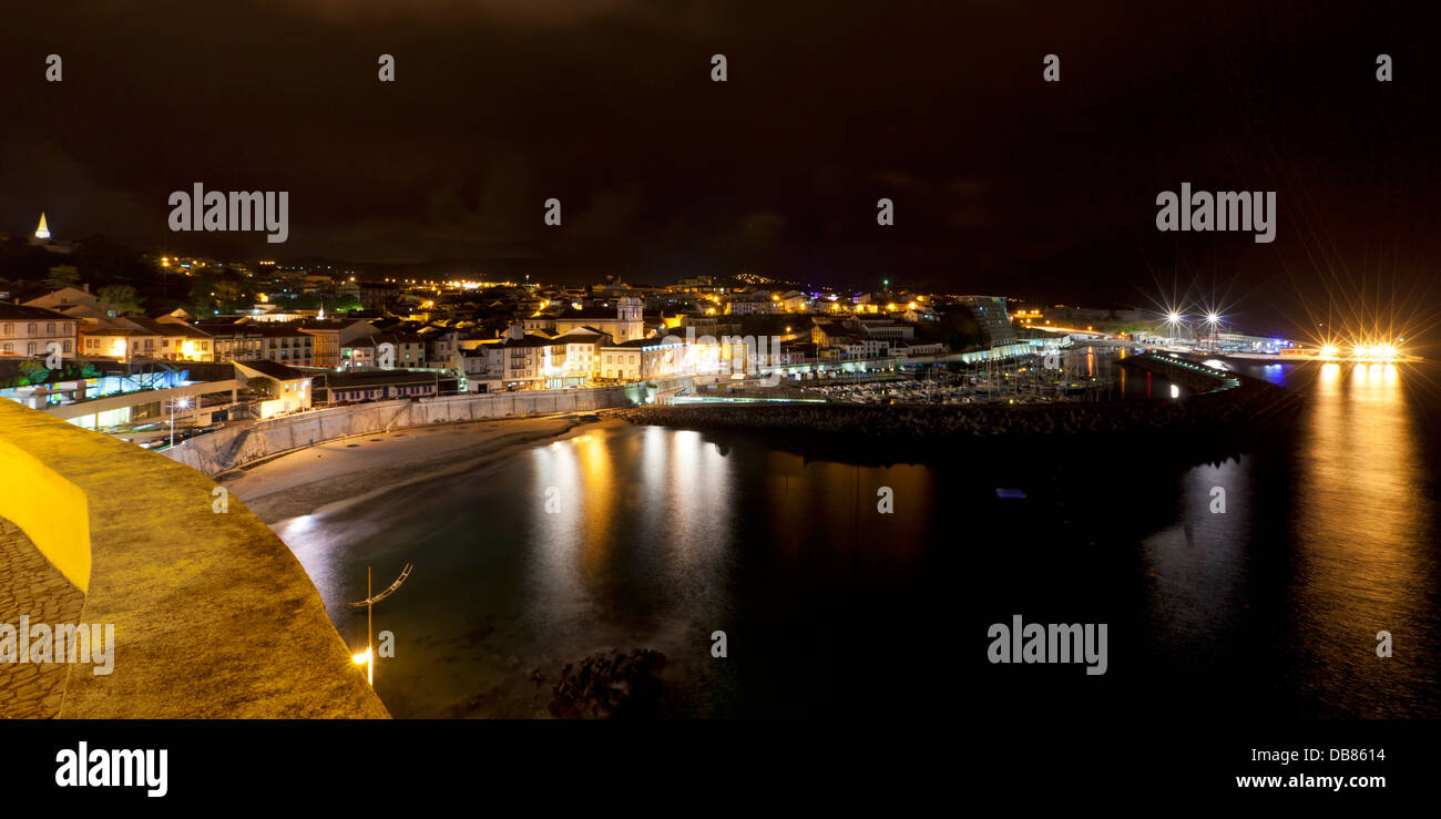 Vue panoramique d'Angra do Heroísmo, capitale de l'île de Terceira, dans la nuit Banque D'Images