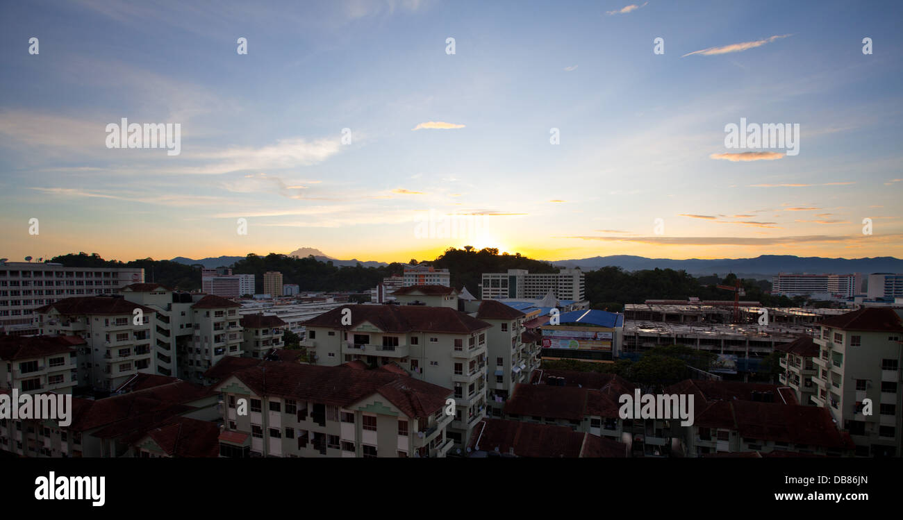 Vue de la ville de Kota Kinabalu au coucher du soleil, Sabah, Malaisie Banque D'Images