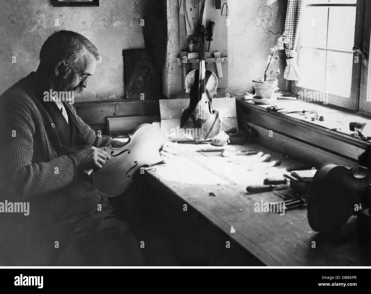 Artisanat, artisanat, luthier, travail sur violon, Autriche, années 1930, droits additionnels-Clearences-non disponible Banque D'Images
