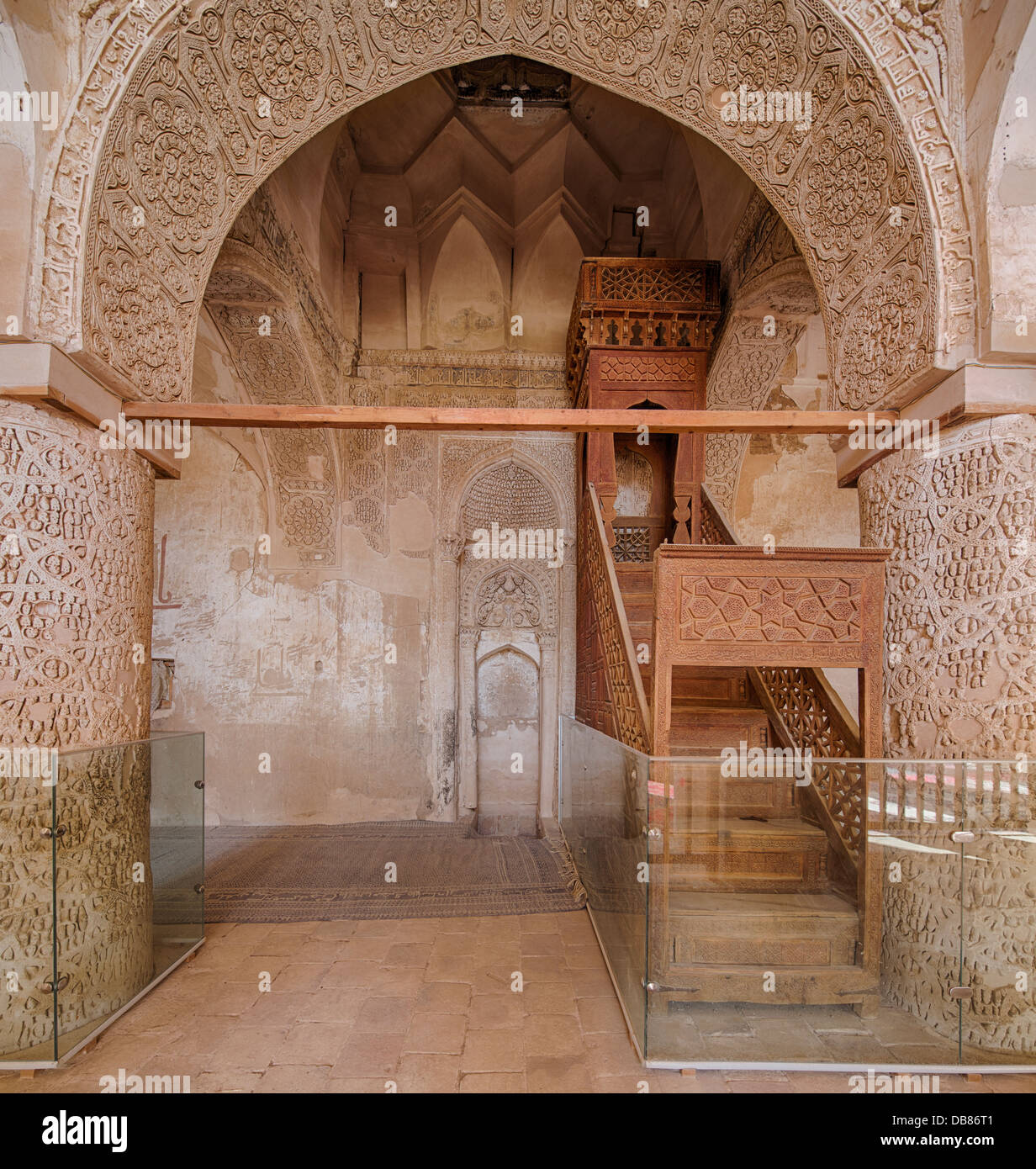 Décorées de stuc et de colonnes de mihrab Na'dans la mosquée de vendredi, l'Iran Banque D'Images