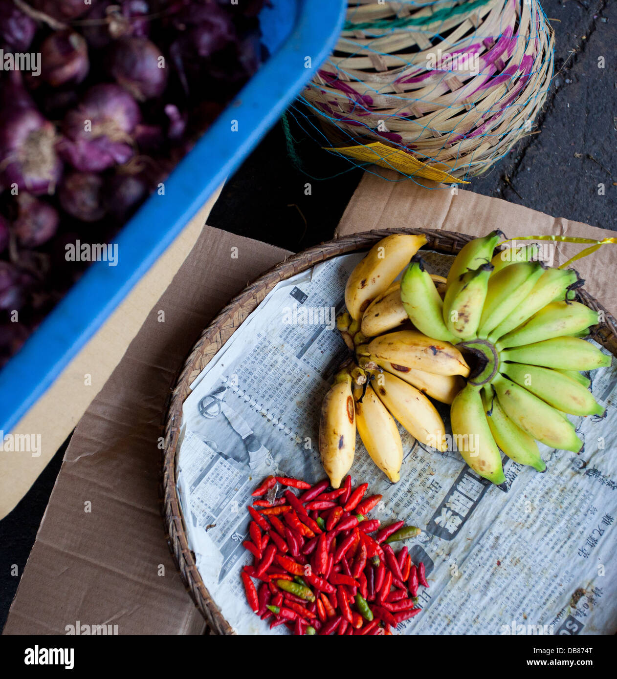 Les bananes, les piments et les oignons dans un marché alimentaire, Kota Kinabalu, Sabah, Malaisie Banque D'Images