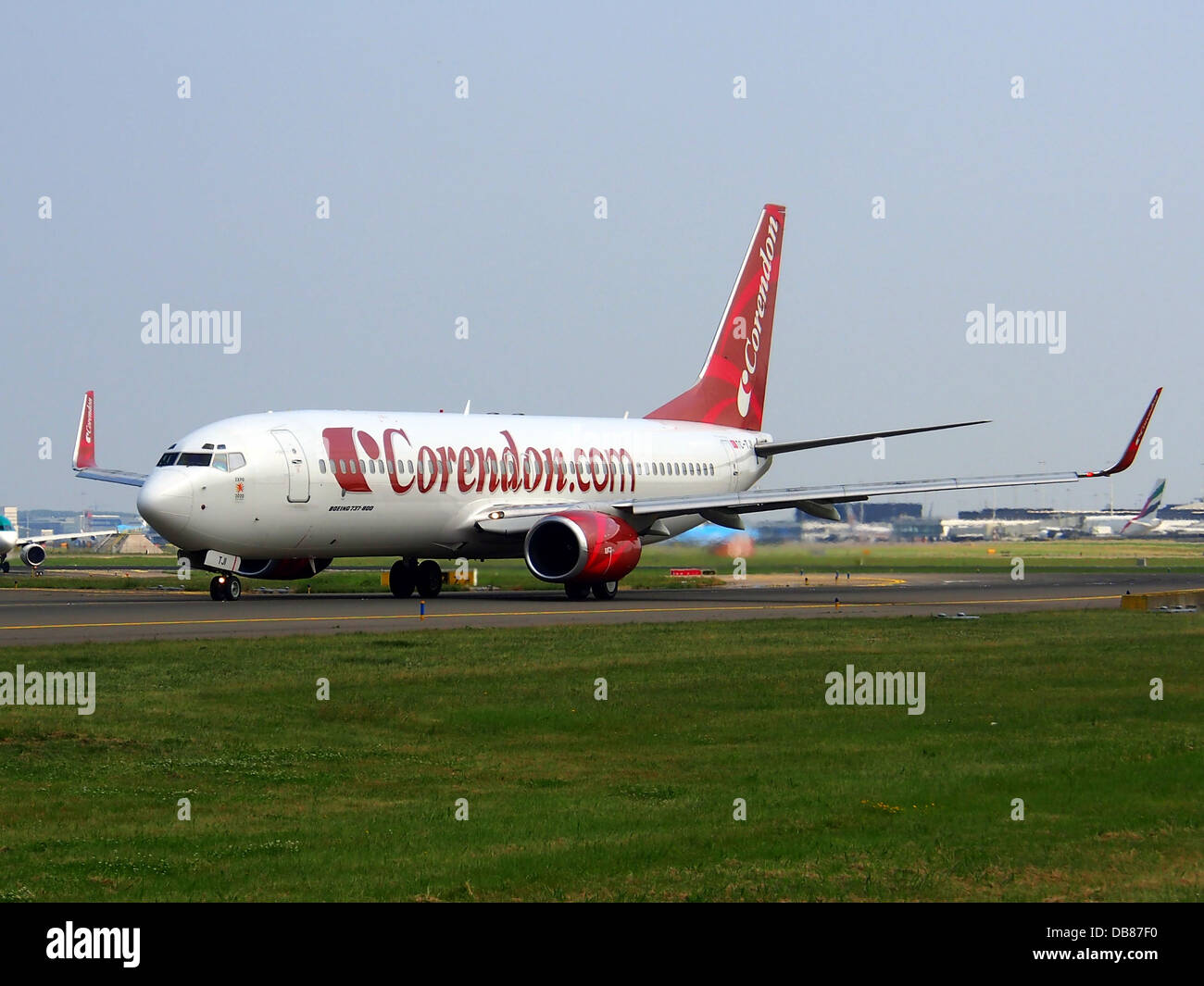 TC-TJI est un Boeing 737-8S3(WL) exploité par Corendon Airlines, une compagnie aérienne turque à bas prix. Cet avion est utilisé pour des vols de courte et moyenne portée et fait partie de la flotte en pleine expansion de Corendon. Il dispose d'équipements modernes pour le confort des passagers, desservant diverses destinations à travers l'Europe et le moyen-Orient. Banque D'Images