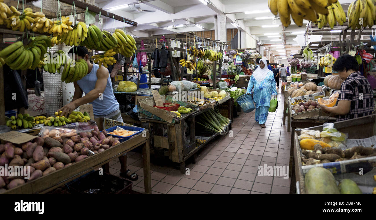 Les gens shopping dans un marché alimentaire, Kota Kinabalu, Sabah, Malaisie Banque D'Images