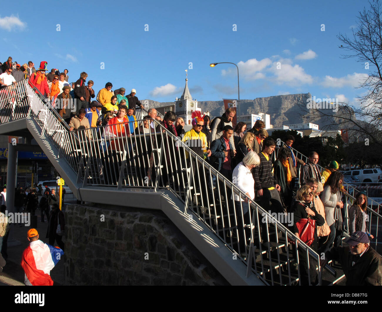 Soccer fans arrivent à le ventilateur à pied au cap pendant la Coupe du Monde de football FIFA 2010 en Afrique du Sud Banque D'Images