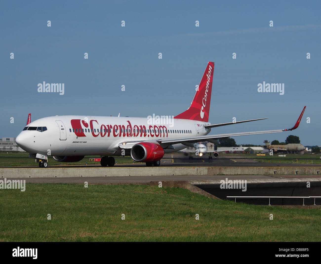 Le Boeing 737-85P de Corendon Airlines, avec le numéro de construction 28535, est un avion commercial opérant pour Corendon Airlines. Il est vu arriver à l'aéroport de Schiphol, aux pays-Bas, avec ses moteurs en marche et prêt pour l'embarquement. Cet avion de ligne moderne dispose d'un design élégant, souvent utilisé pour les vols intérieurs et internationaux, offrant le transport pour les voyageurs en Europe et au-delà. Banque D'Images