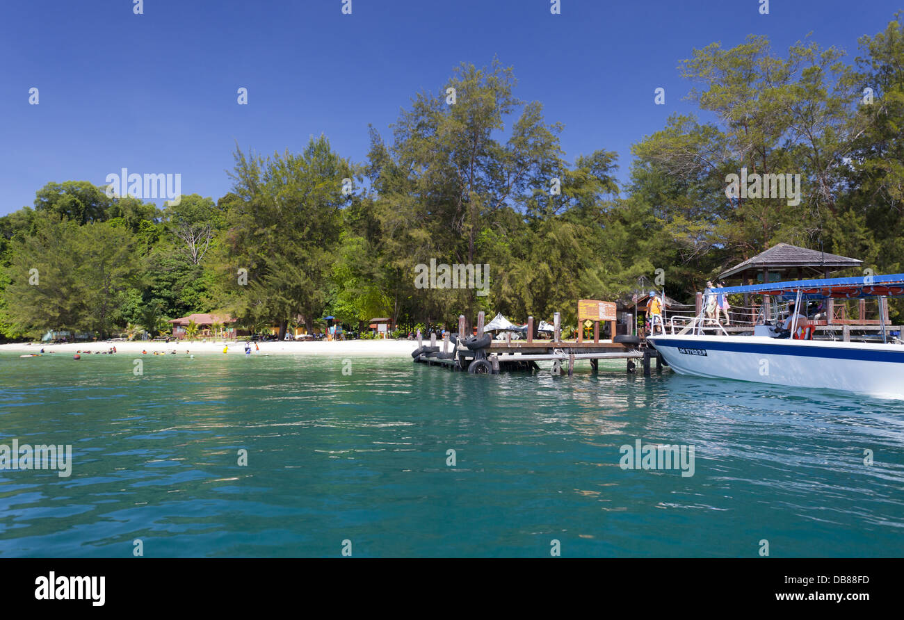 Les habitants et les touristes sur une île tropicale au large de la côte de Sabah, Malaisie Banque D'Images