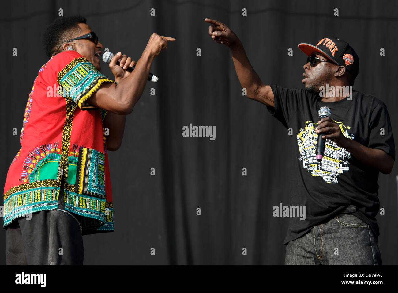 De gauche, Q-Tip et Phife Dawg du groupe américain A tribe called quest  joue sur la scène pendant le Festival sans fil Photo Stock - Alamy