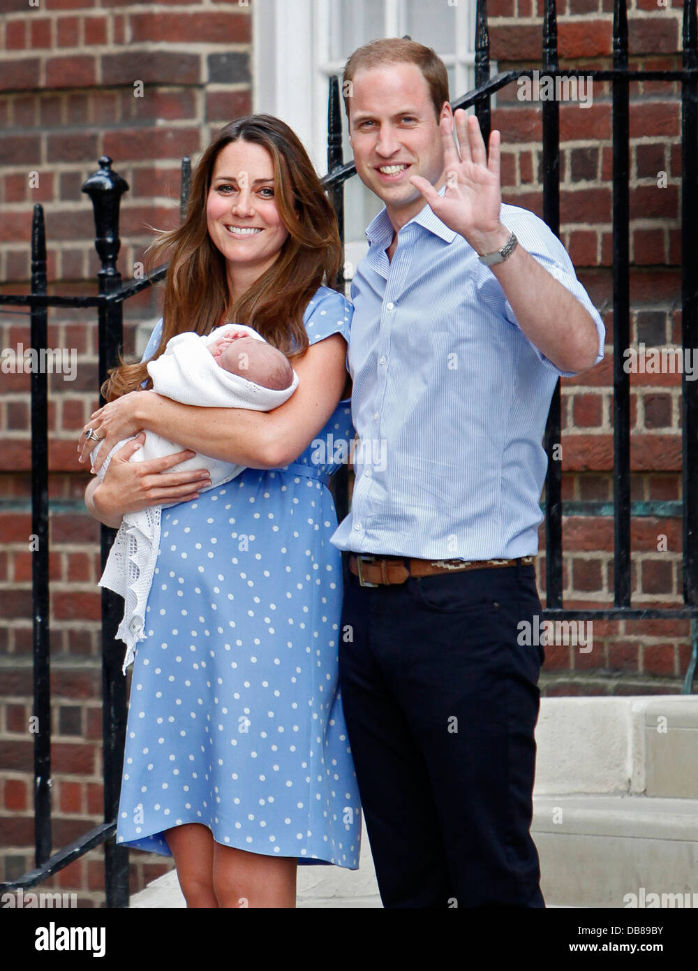 Duc et duchesse de Cambridge (prince et princesse de galles) quittent l'aile Lindo de l'hôpital St Mary, Londres, avec leur nouveau fils né. Banque D'Images