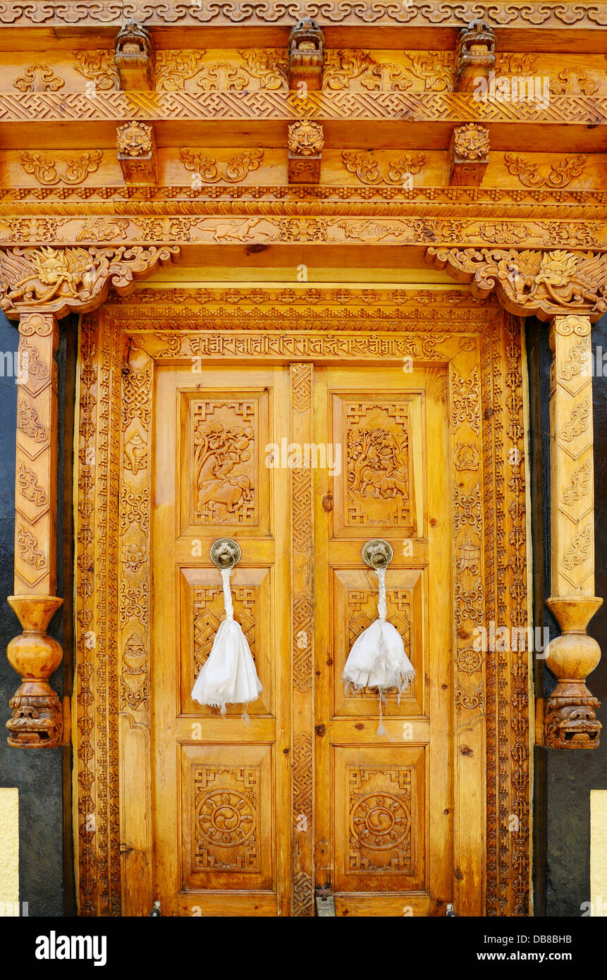 Vieille porte en bois en monastère bouddhiste Banque D'Images