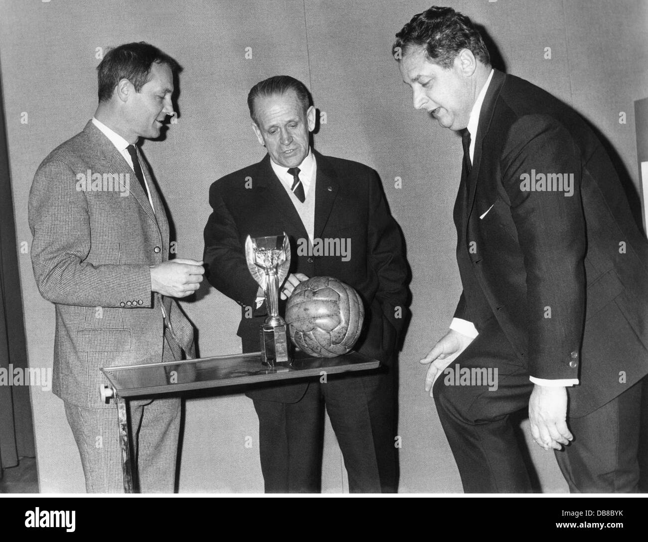 Herberger, Josef 'ppe', 28.3.1897 - 28.4.1977, footballeur allemand, mi-longueur, avec Harry Valerien, Fritz Umgelter, à la conférence de presse pour le documentaire télévisé 'ppe Herberger erzählt' (Sepp Herberger recounting), Berlin, 16.11.1966, Banque D'Images