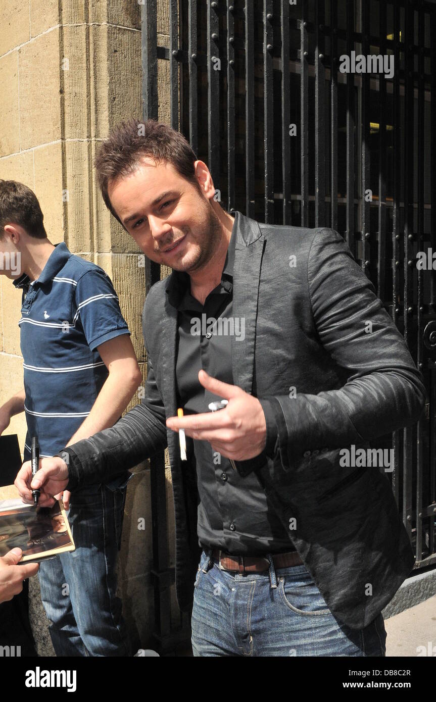 Danny Dyer fumer une cigarette à l'extérieur de l'Célébrités studios de télévision ITV London, England - 19.05.11 Banque D'Images