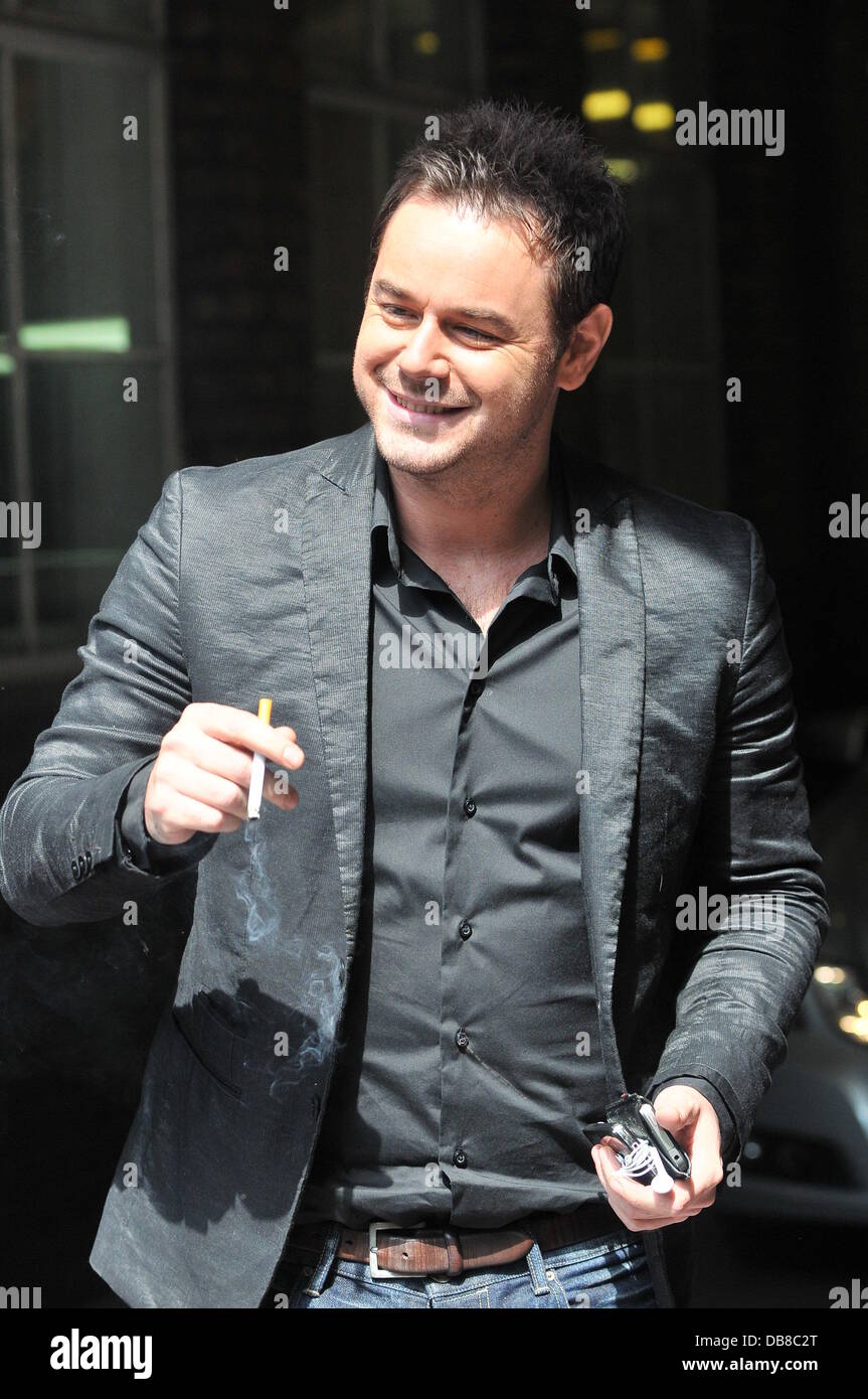 Danny Dyer fumer une cigarette à l'extérieur de l'Célébrités studios de télévision ITV London, England - 19.05.11 Banque D'Images