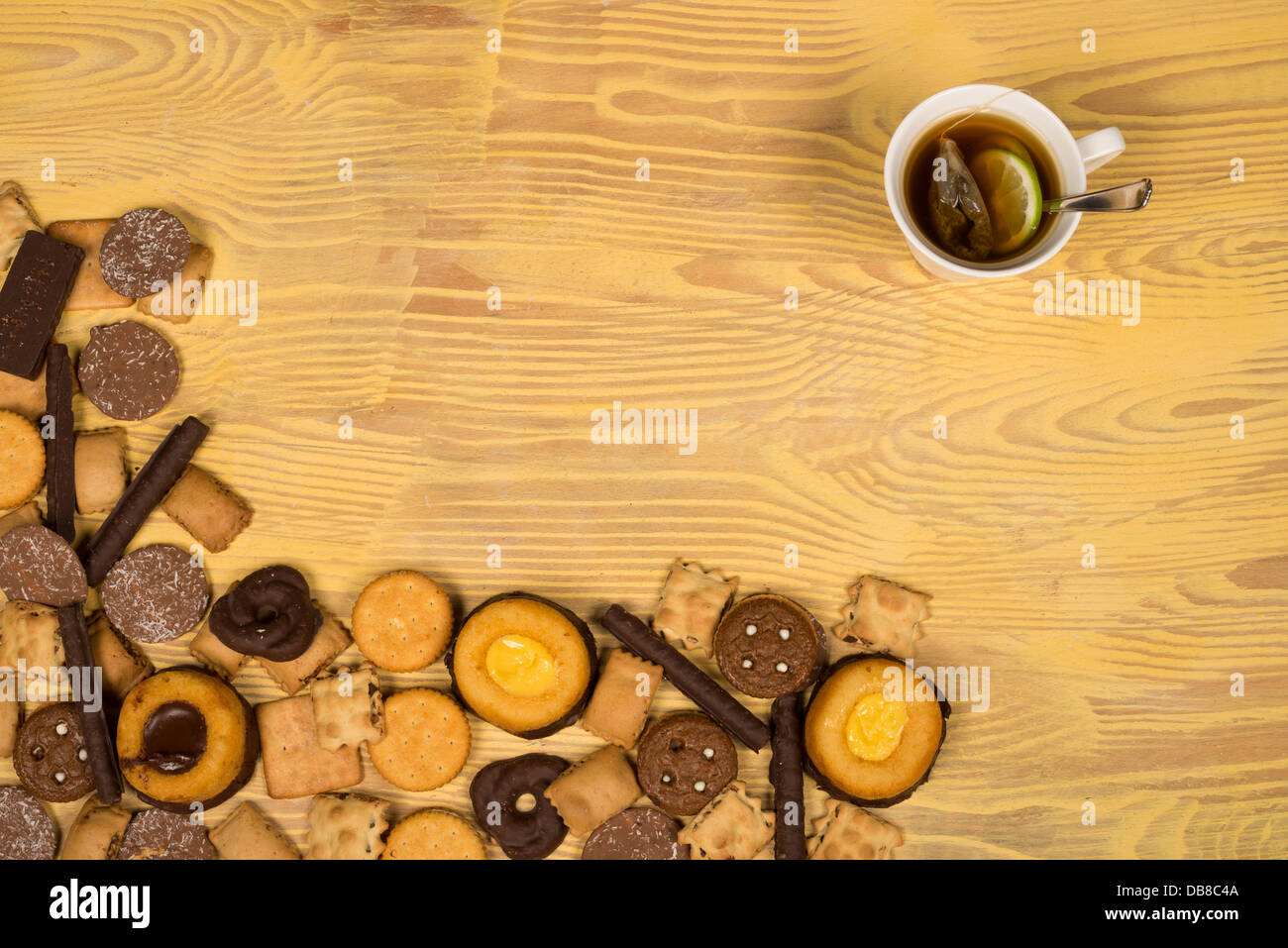 Variation des biscuits pour le thé fraîchement infusé, à côté d'une tasse Banque D'Images