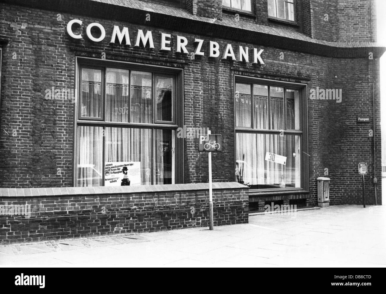 Argent / Finances, banques, vue extérieure, succursale de la Commerzbank, Hambourg, début des années 1970, , droits-supplémentaires-Clearences-non disponible Banque D'Images