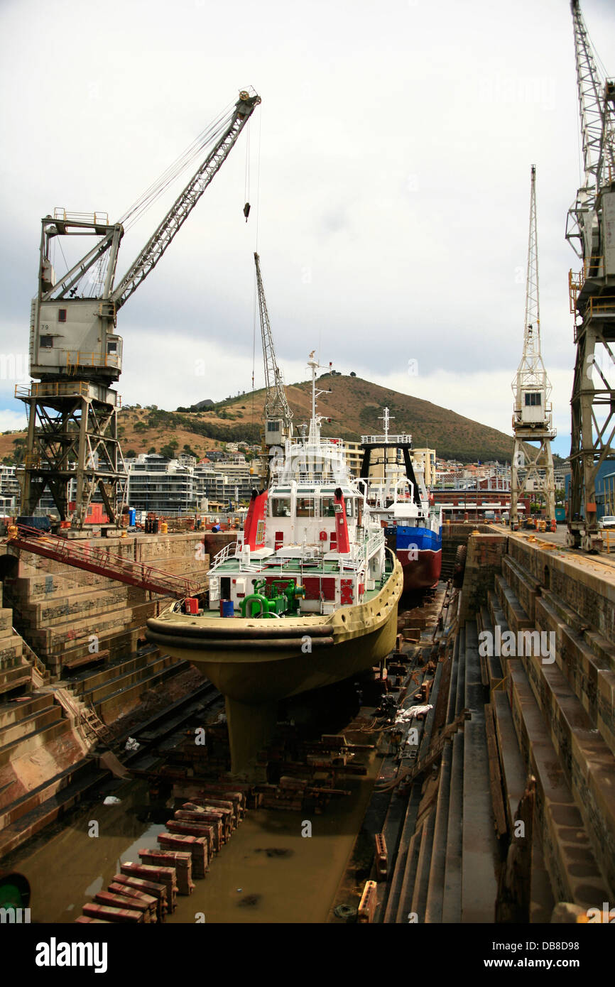 Un navire subit des réparations dans la cale sèche à Cape Town's Harbour. Banque D'Images