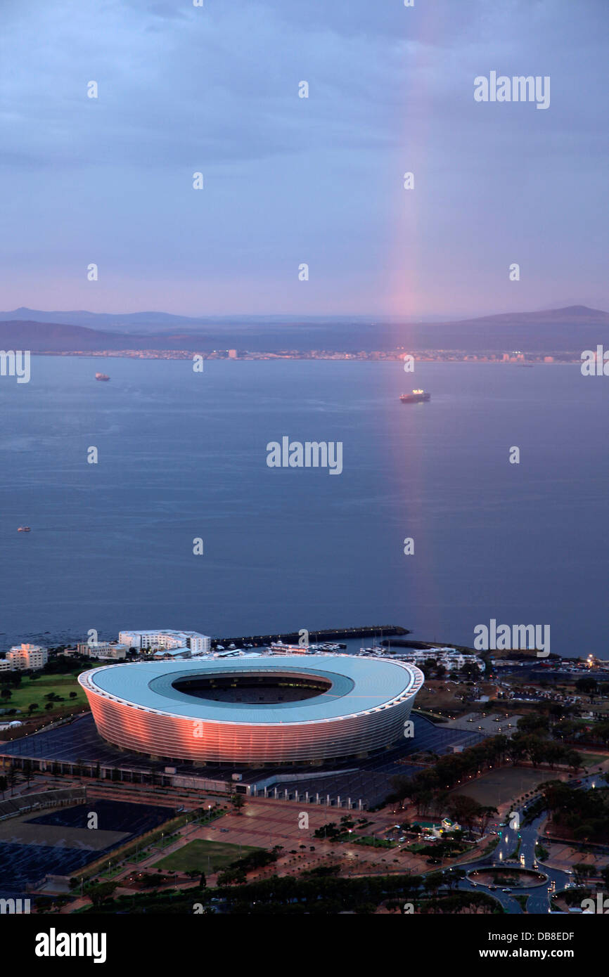 Arc-en-ciel sur Cape Town Stadium, Cape Town, Afrique du Sud Banque D'Images