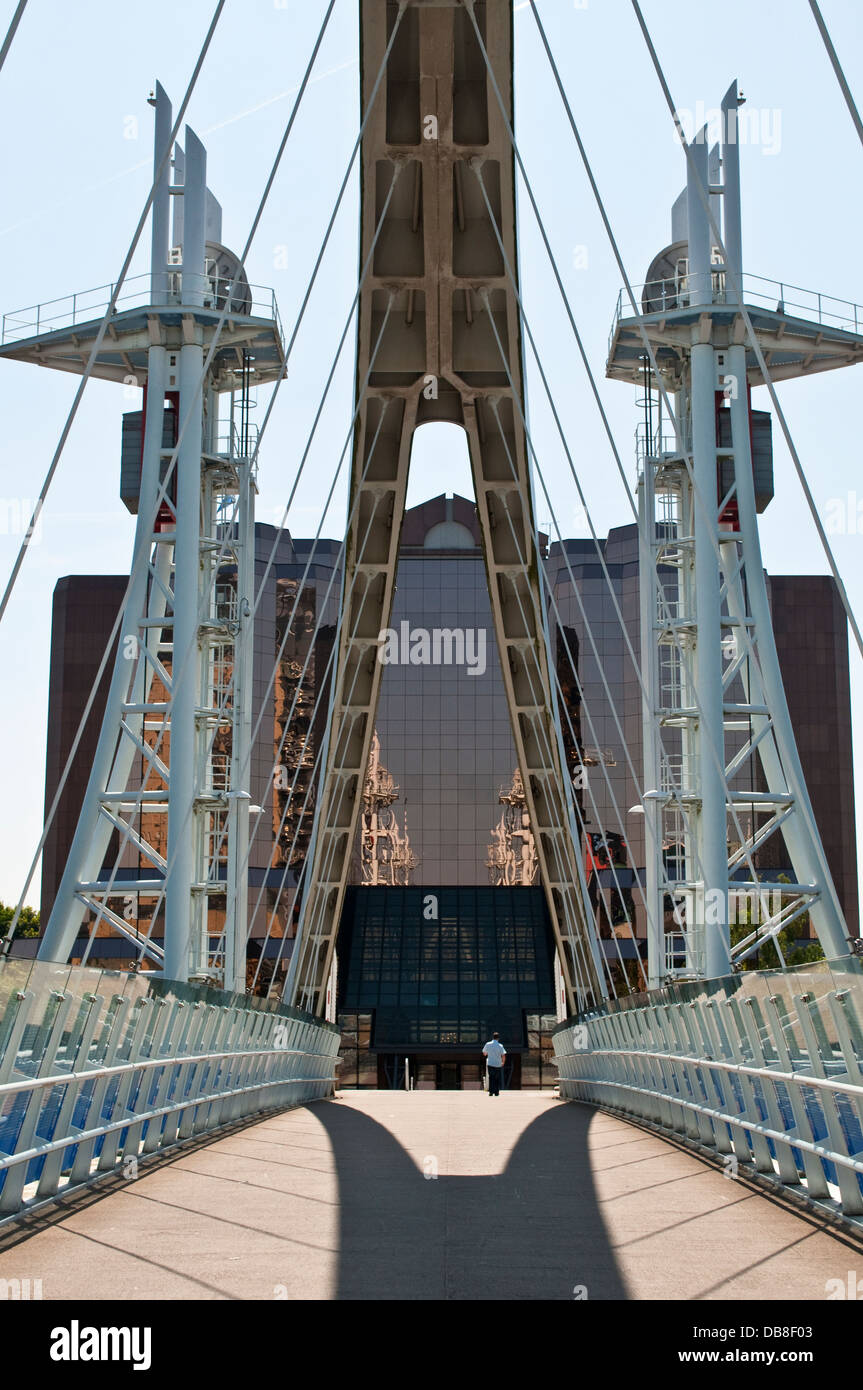 La passerelle Lowry et bâtiment en verre, cuivre Quay West, Centre d'affaires, Salford, Greater Manchester, UK Banque D'Images