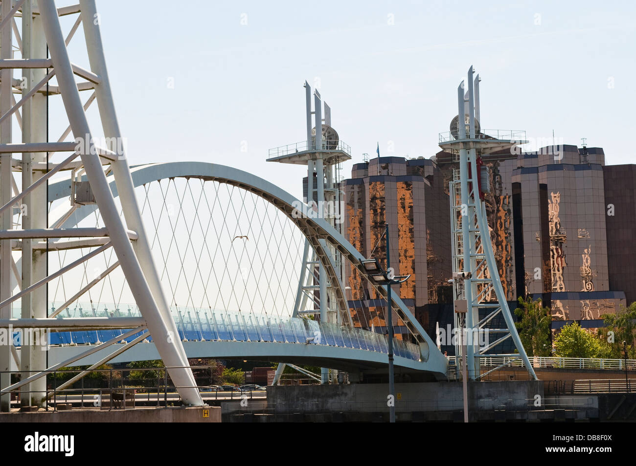 La passerelle Lowry et bâtiment en verre, cuivre Quay West, Centre d'affaires, Salford, Greater Manchester, UK Banque D'Images