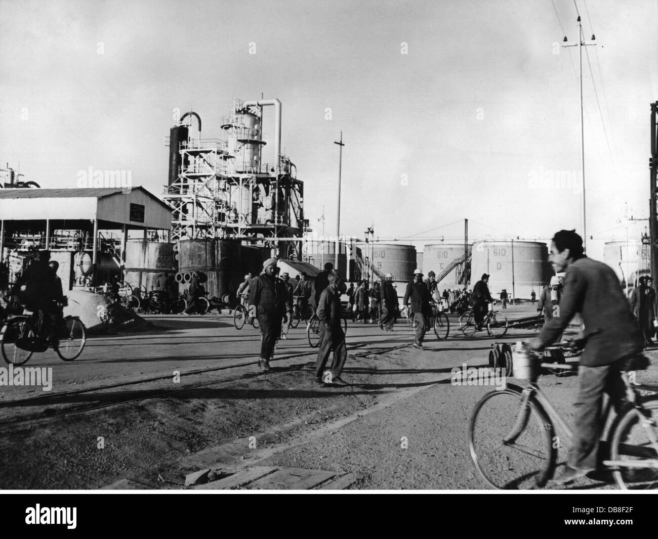 Énergie, pétrole brut, usine de pétrole de la compagnie pétrolière Anglo-Perse (APOC) à Abadan, Khuzastan, Iran, travailleurs dans la région, 1952, droits additionnels-Clearences-non disponible Banque D'Images