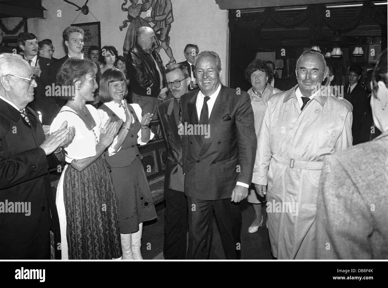 Le Pen, Jean-Marie, * 20.6.1928, politicien français (avant national), demi-longueur, avec Johanna Grund, Franz Schoenhuber, pendant un séminaire d'une semaine sur la fraction européenne des deux partis, événement de clôture, Bad Reichenhall, 5.10.1989, Banque D'Images