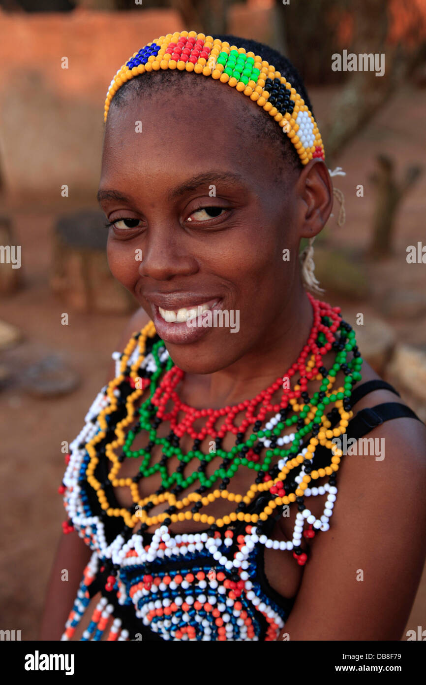 Jeune fille portant des perles zoulou à Shakaland, KwaZulu-Natal Banque D'Images