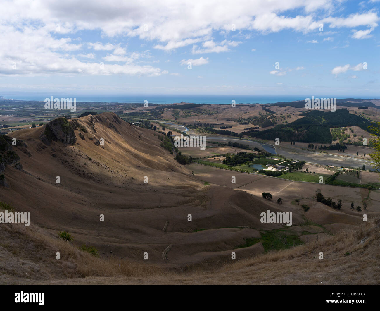 Dh Te Mata Peak HAWKES BAY NOUVELLE ZÉLANDE Vue d'été sec Tukituki campagne vallée de la gamme hill Te Mata Banque D'Images