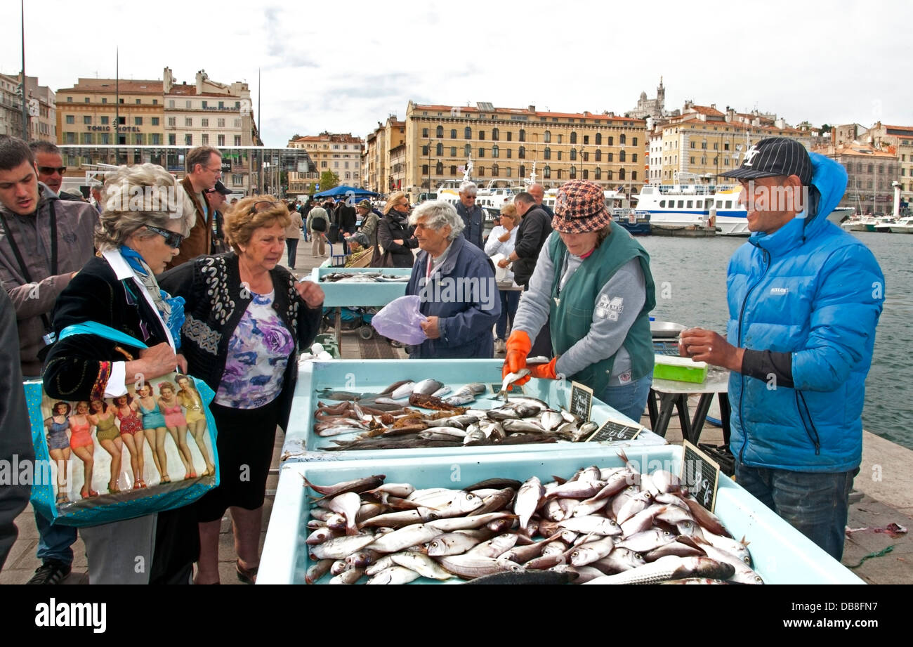 Quai des Belges Marseille Vieux port vieux poissonnier poissons marché France Banque D'Images
