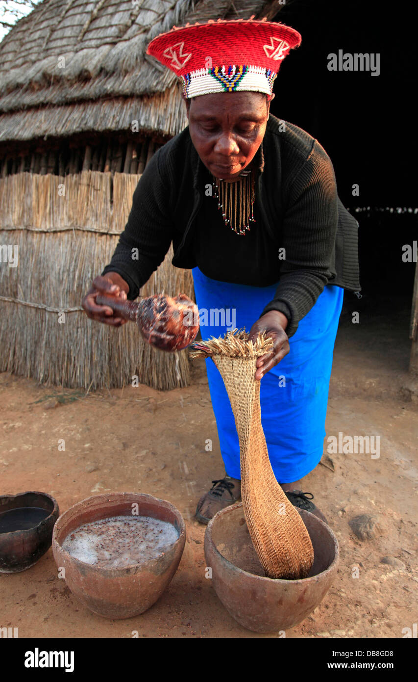 La préparation de la bière femme zoulou à Shakaland, KwaZulu-Natal Banque D'Images