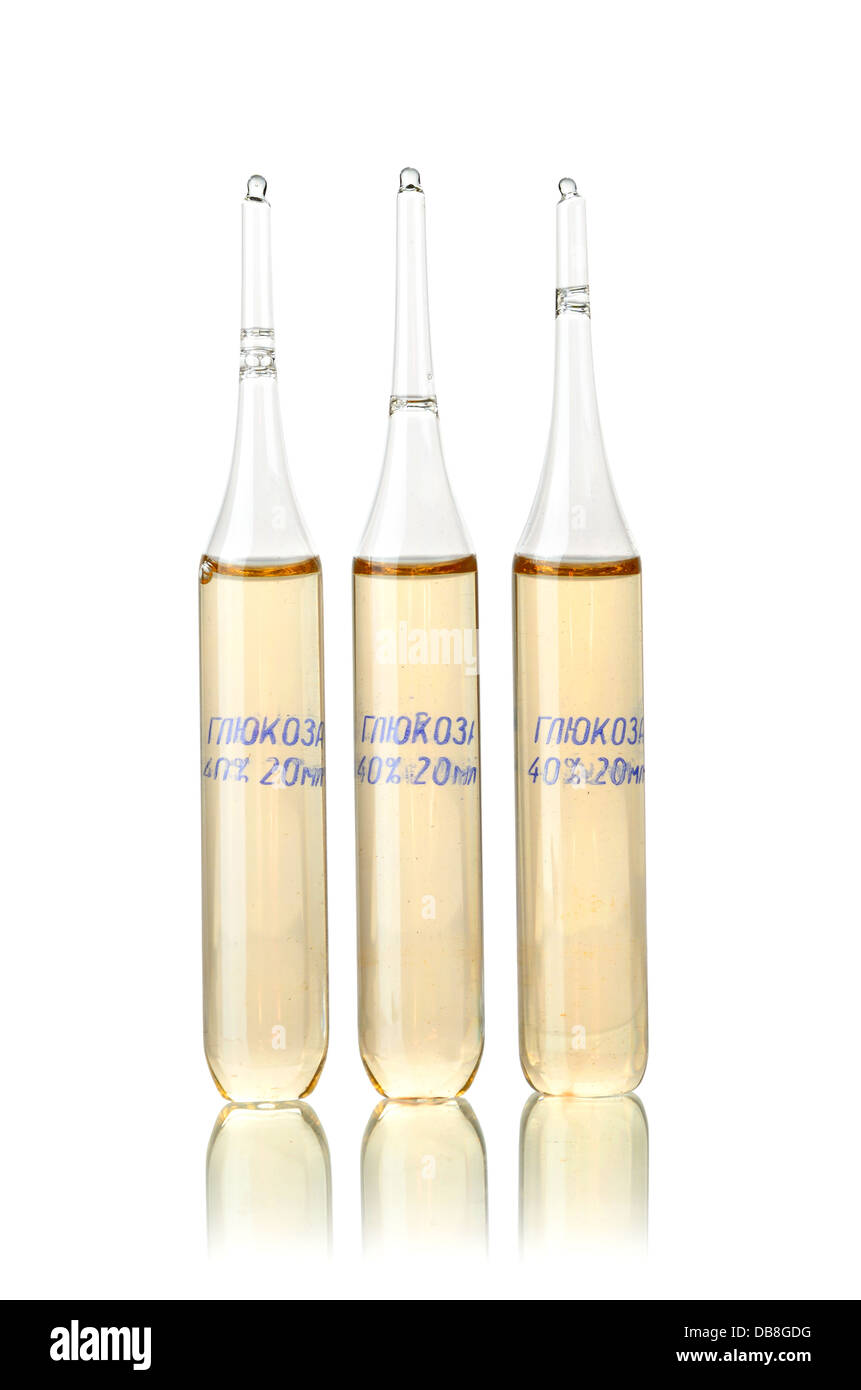 Ampulas la médecine avec le glucose isolé sur fond blanc Banque D'Images