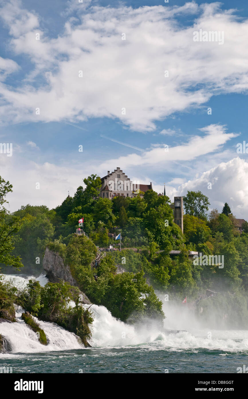 Ciel nuageux Ciel bleu au-dessus du château de Laufen, Schloss Laufen et chutes du Rhin, Suisse Banque D'Images