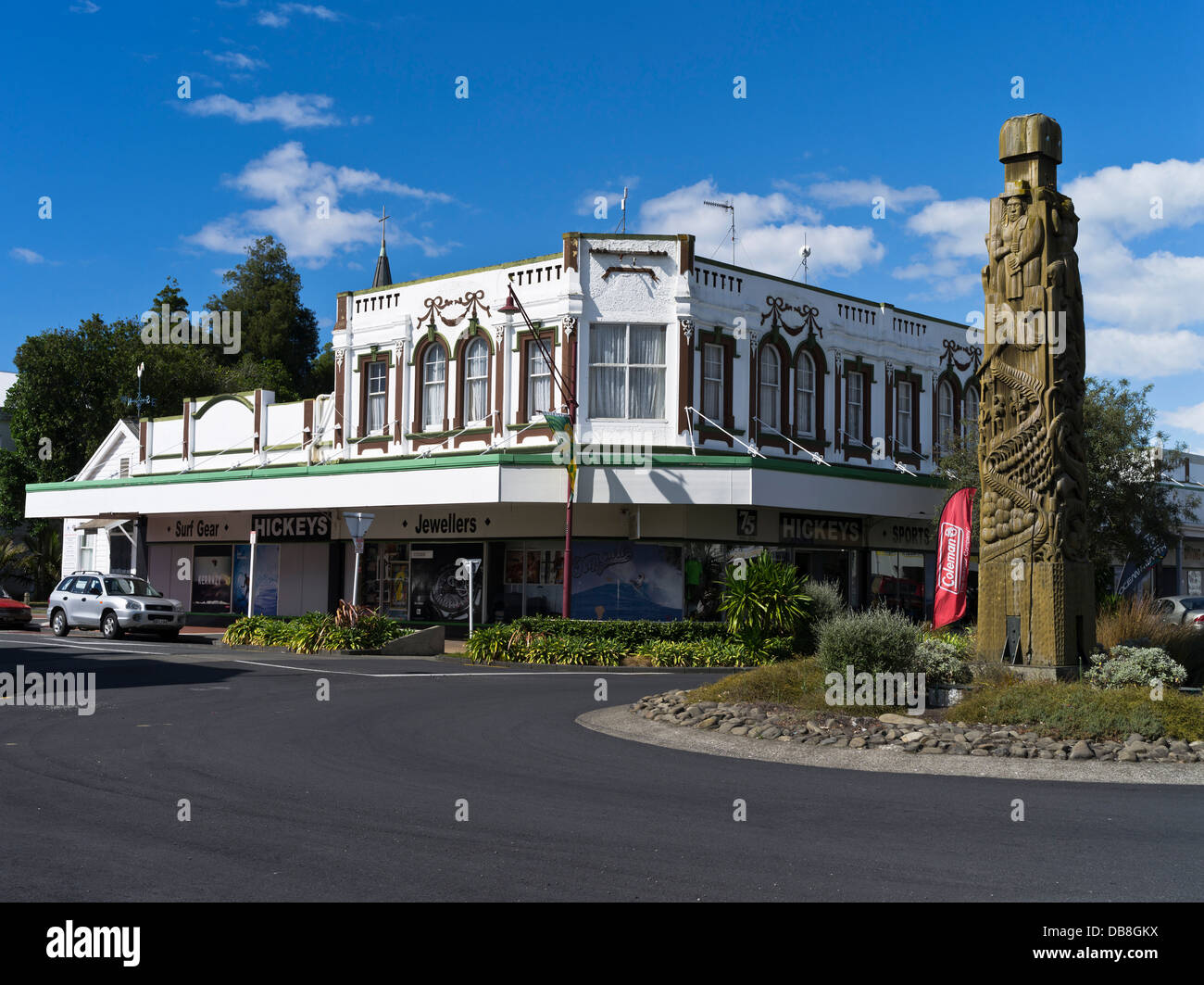 dh Country Town centre OPOTIKI NOUVELLE-ZÉLANDE NZ Culture maorie sculptant des bâtiments en bois sculpté de poteau rue principale Banque D'Images