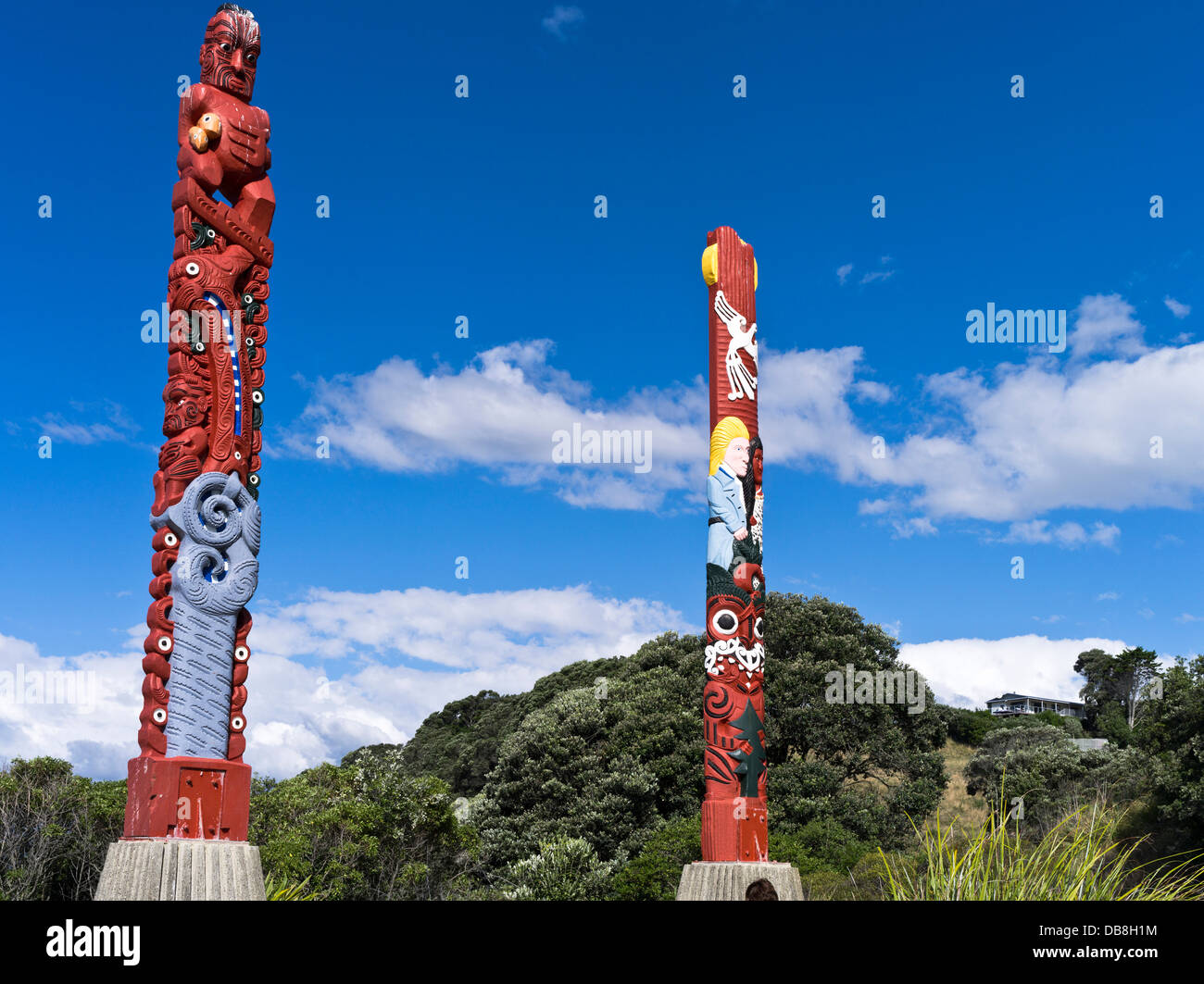 dh Waiotahi Beach poteaux en bois BAIE D'ABONDANCE NOUVELLE-ZÉLANDE Art taillé par les Maoris néo-zélandais près de la culture de sculpture en bois sculptée par Opotiki maoris Banque D'Images