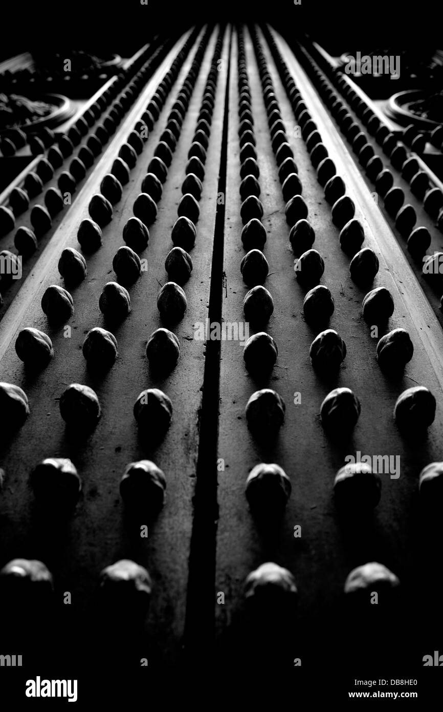 Grande porte noire à la Siena Italie Banque D'Images