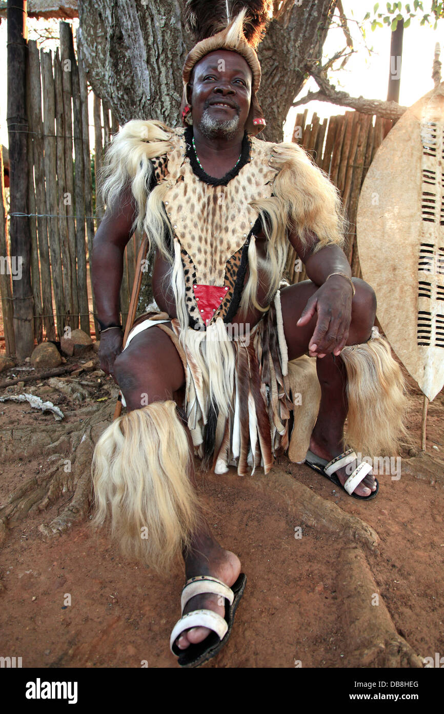 Zulul guerrier, l'impi, lance, bouclier, Shakaland, KwaZulu-Natal Banque D'Images