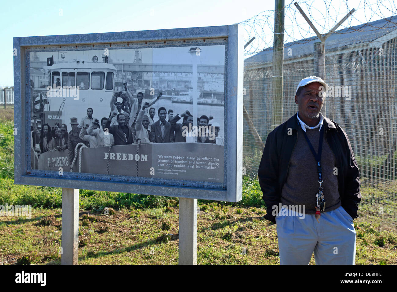 Ex prisonnier politique expliquant aux touristes comment la prison utilisée au travail, Robben Island, Cape Town Banque D'Images