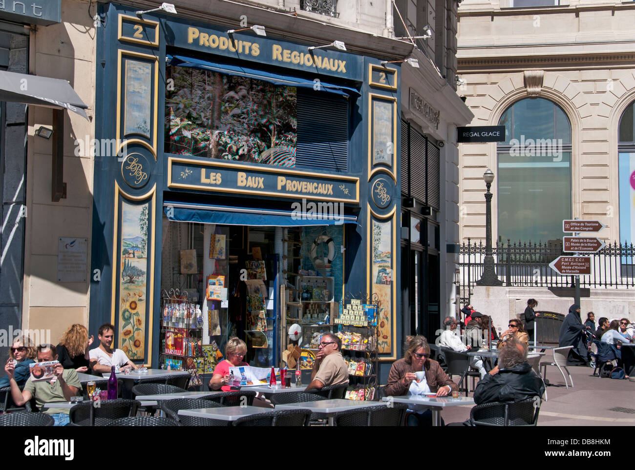 Marseille Provence Les Baux de Provence artisanat linge et épicerie store town city centre France Banque D'Images