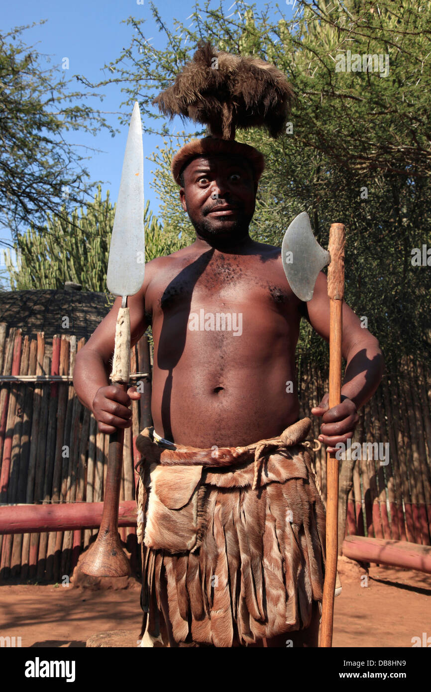 Un Zulu homme montrant le produit fini de lance dans la culture zoulou, Shakaland, KwaZulu-Natal Banque D'Images