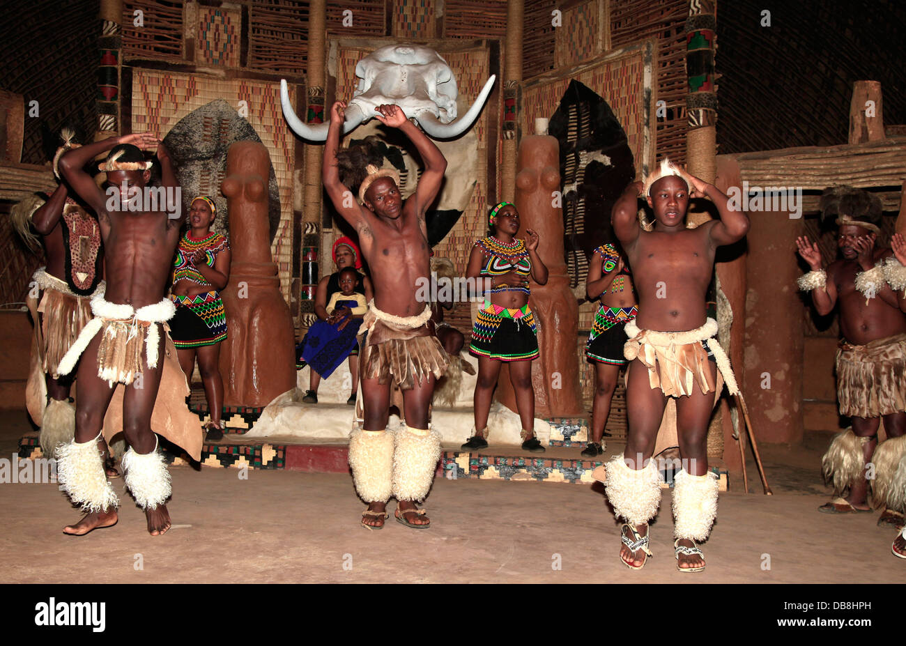 Danse traditionnelle zoulou à Shakaland, KwaZulu-Natal Banque D'Images