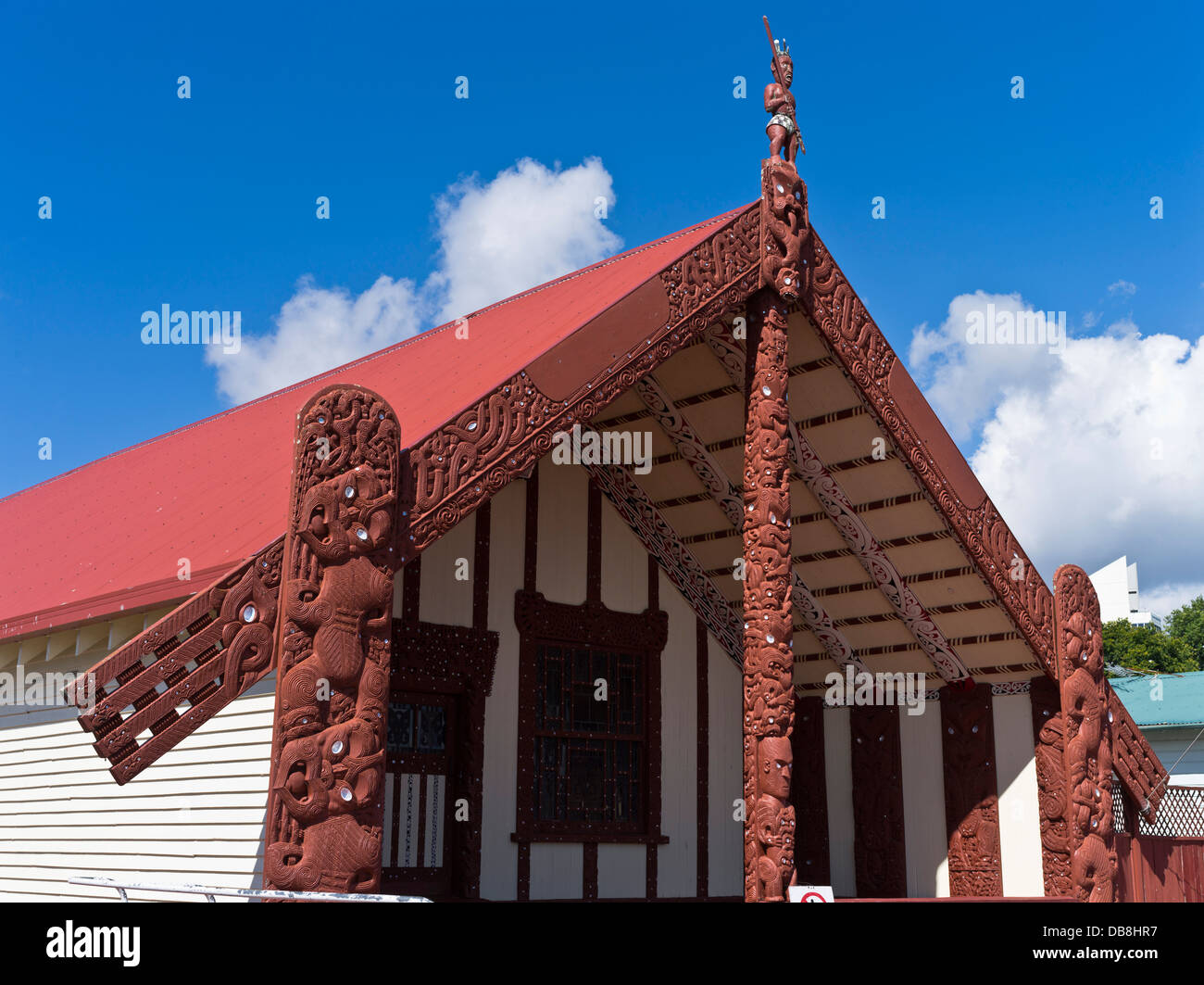 Dh Ohinemutu ROTORUA NEW ZEALAND Maori Te Papaiouru Marae meeting house sculptures sur bois sculpture traditionnelle Banque D'Images