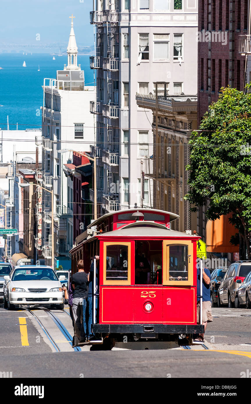 Célèbre cable car dans la rue à San Francisco City Banque D'Images