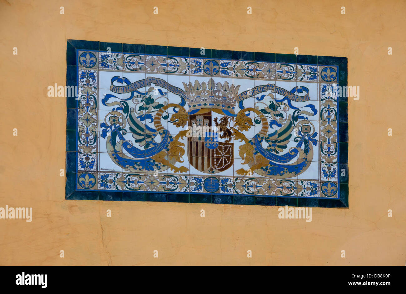 Carreaux décorés avec le (mauvais) CoA du roi Alphonse XIII d'Espagne. Mercurius Gardens, de l'Alcazar de Séville, Espagne. Banque D'Images